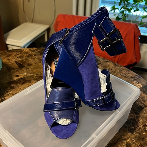 Selling a pair of June Ambrose size 7.5 Pony Skin fur & suede wedge - Picture 1 of 4